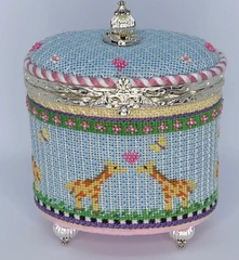 Funda Scully Baby Giraffe Oval Hinged Box Needlepoint Canvas