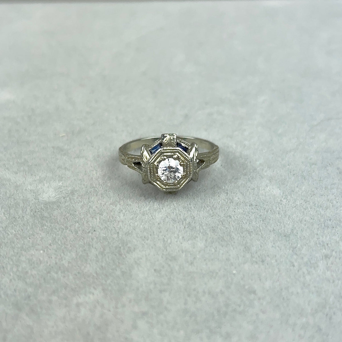 Vintage Art Deco 18k White Gold and Diamond Pyramid Ring