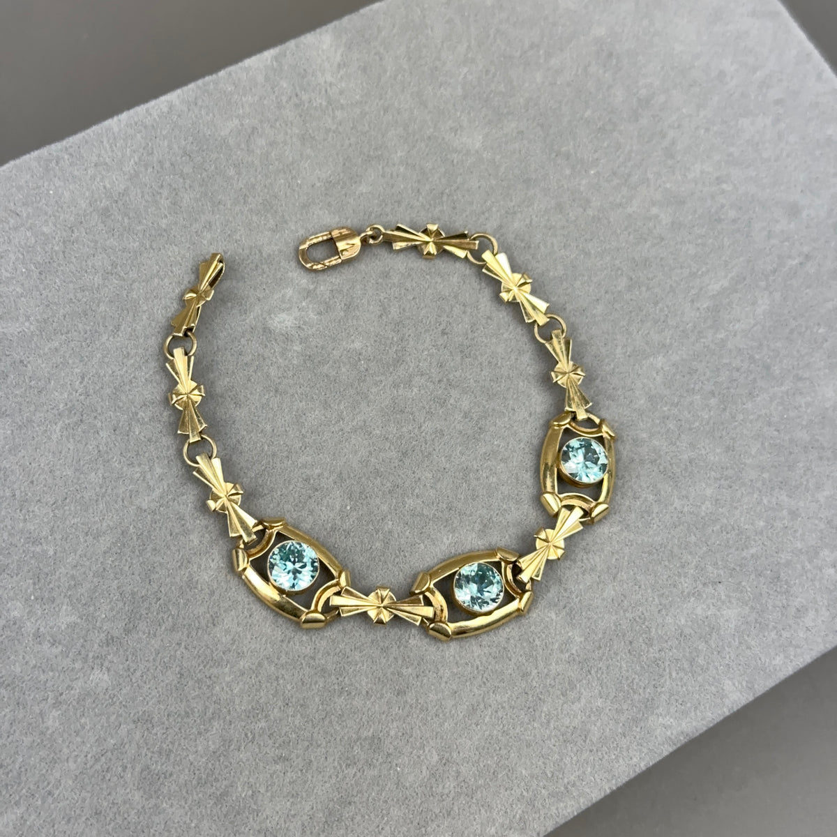 Vintage 1940s Retro Ribbon Link Bracelet in 14k Gold with Blue Zircon