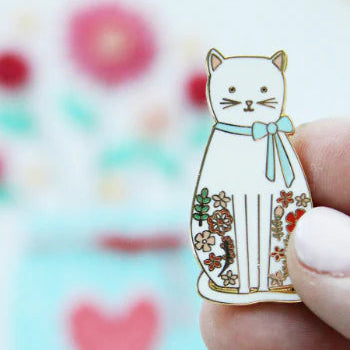 Flamingo Toes White Floral Cat Needle Minder
