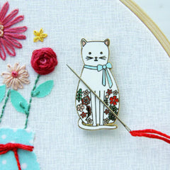 Flamingo Toes White Floral Cat Needle Minder